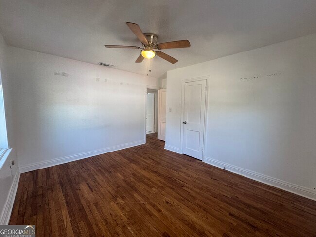 Foto del edificio - 324 N Main St