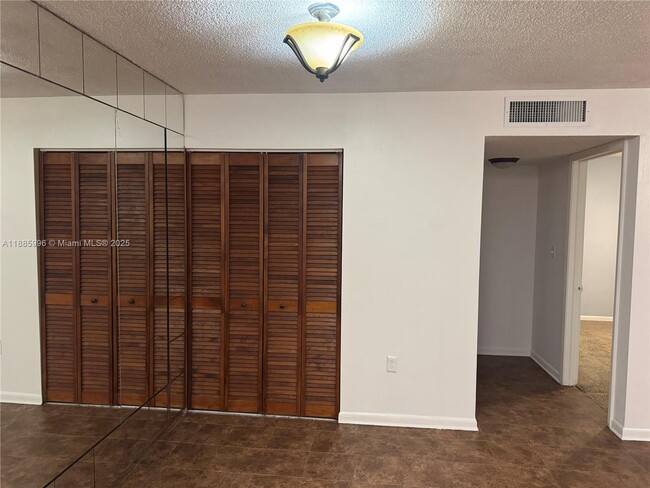 Foto del edificio - 801 NE 199th St