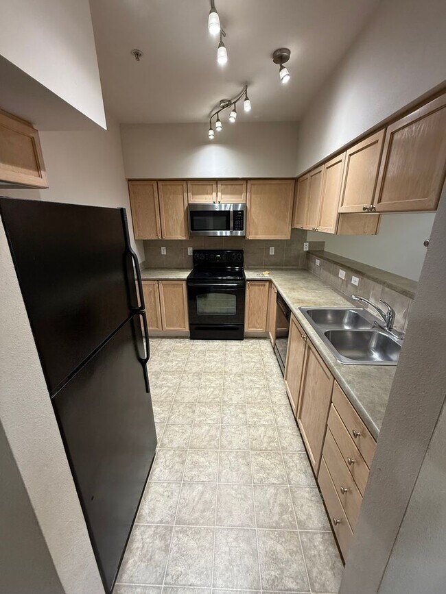 Foto del edificio - Beautiful Bottom Floor 2bd 1bath Condo For...