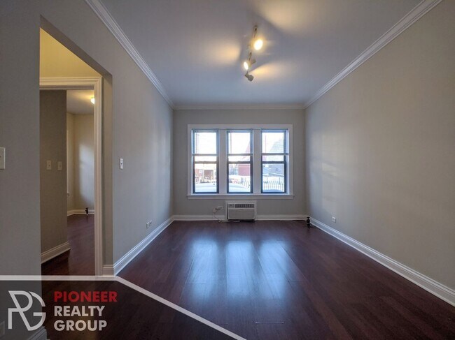 Building Photo - 740 W Addison St
