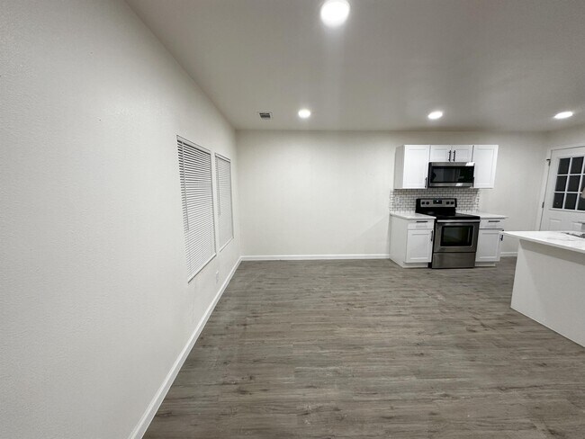 Building Photo - 2615 Oates Dr