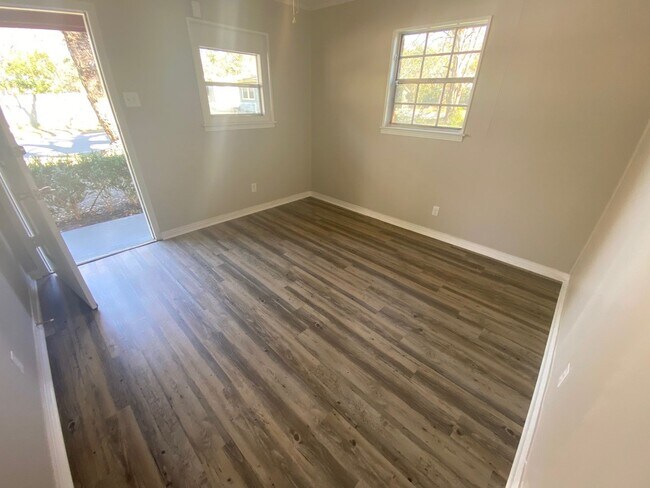 Building Photo - Renovated 1 Bedroom 1 Bath DUPLEX!