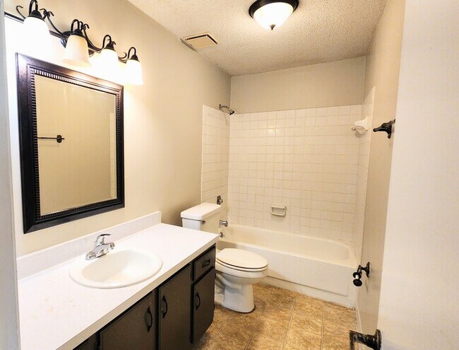 Foto del edificio - Welcome to this charming 3-bedroom, 2-bath...