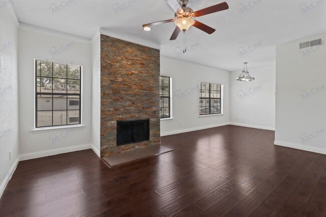 Building Photo - Beautifully 2/1.5 condo of Dallas!