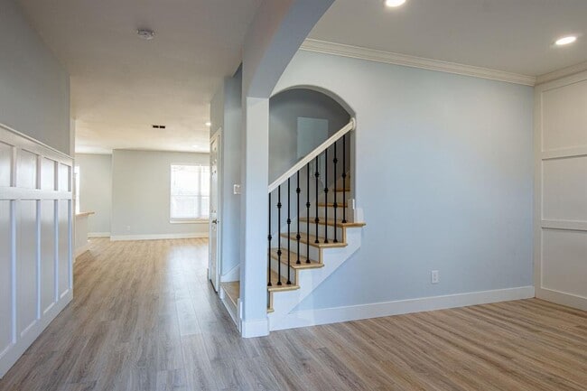 Building Photo - 304 Benton Dr