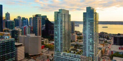 Building Photo - 588 Bell St