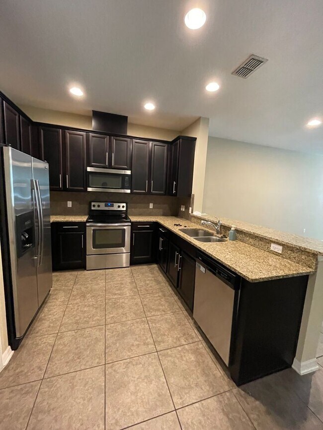 Building Photo - Gorgeous Oviedo Townhome Available NOW!!