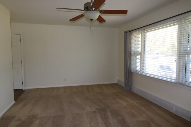 Building Photo - Charming 3 Bedroom Neenah Home with fenced...