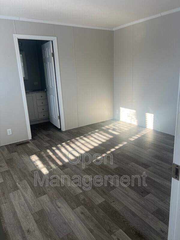 Building Photo - 418 B St