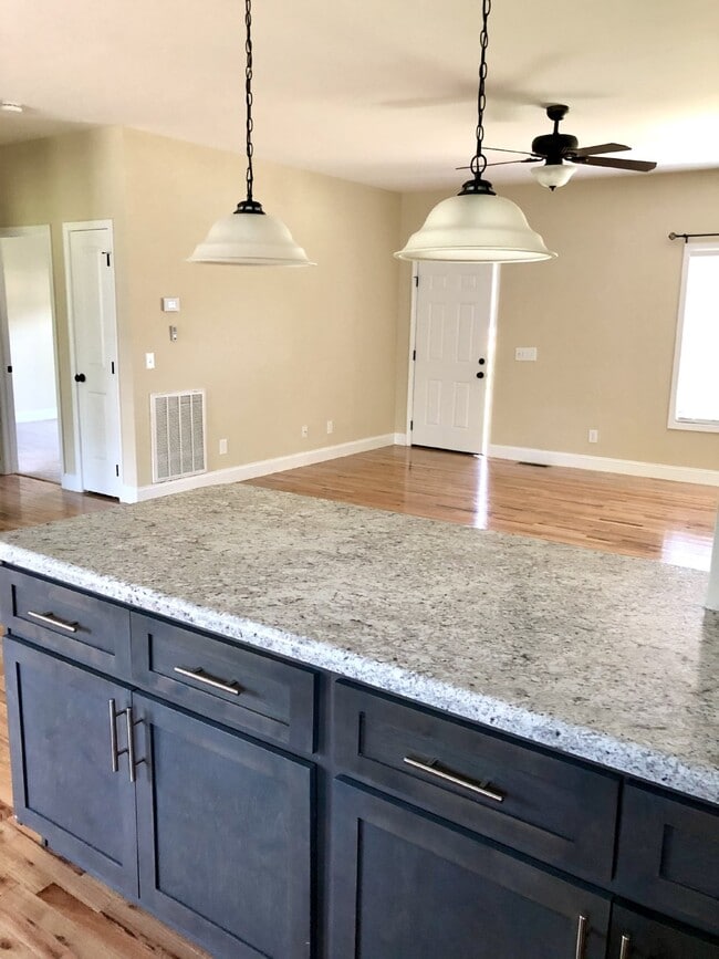 Foto del edificio - " 3-Bed  2 bath Oasis with Granite Elegance & Gleaming Hardwood in Cookeville!"