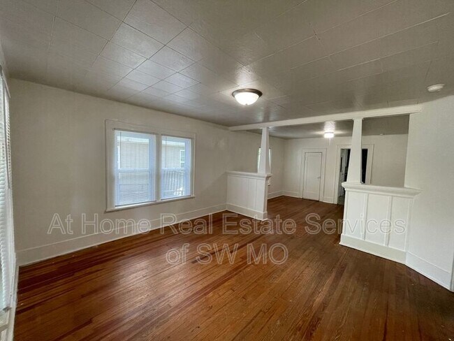 Building Photo - 1045 S Weaver Ave