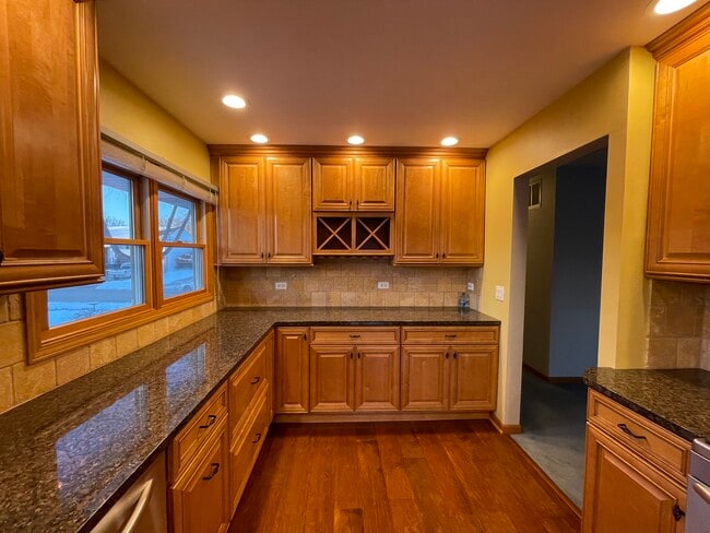 Building Photo - 267 E Wrightwood Ave