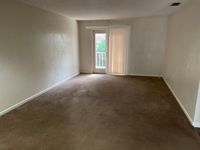 Foto del edificio - 2BED/1BA upstairs unit NE Tallahassee