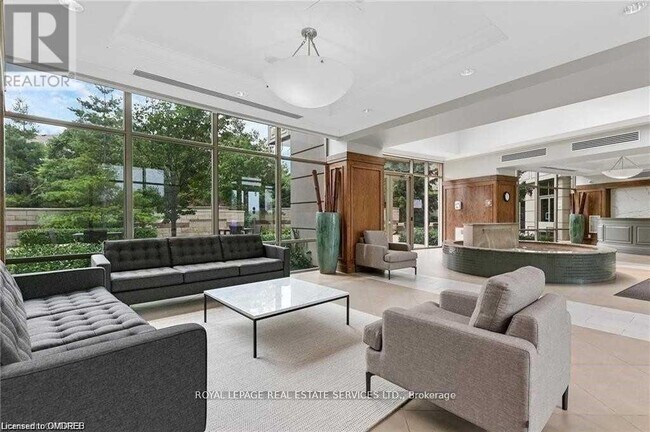 Photo du bâtiment - 2391 Central Park Dr