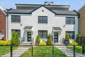 Building Photo - 1130 Penn St NE