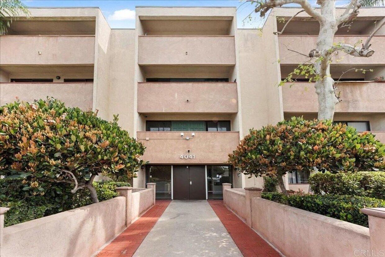 Foto principal - Condo 2 Bed / 2 Bath – In-Unit Laundry – C...