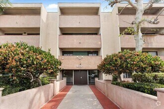 Building Photo - 4041 Oakcrest Dr