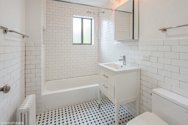 Building Photo - 808 W Lakeside Pl