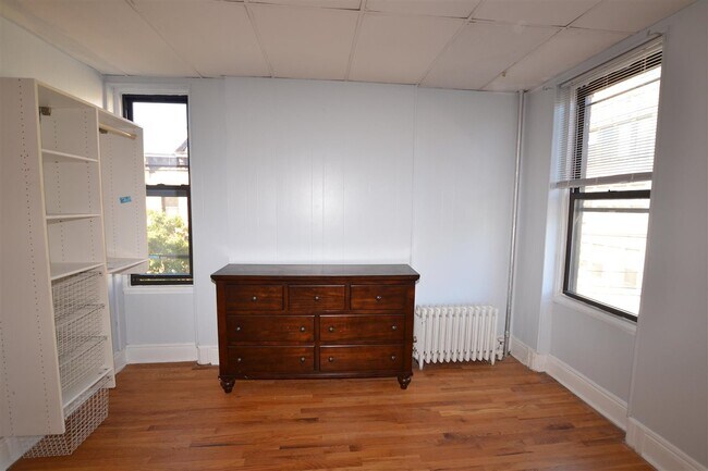 Building Photo - 205 3rd St