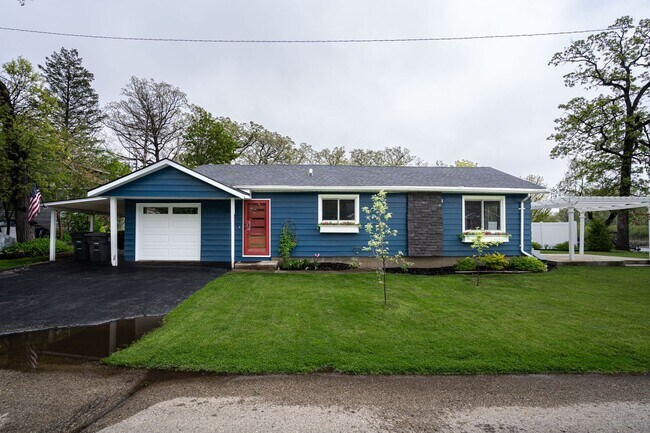 Foto del edificio - Beautiful 2 Bedroom Single Family on Paddock Lake