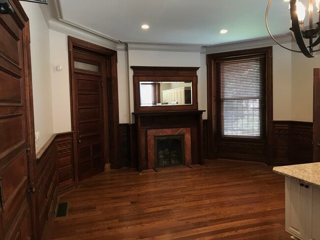 Living room (gas burning fire place) - 930 N Lincoln Ave