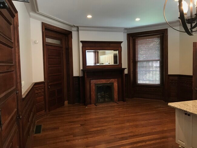 Sala de estar (chimenea de gas) - 930 N Lincoln Ave