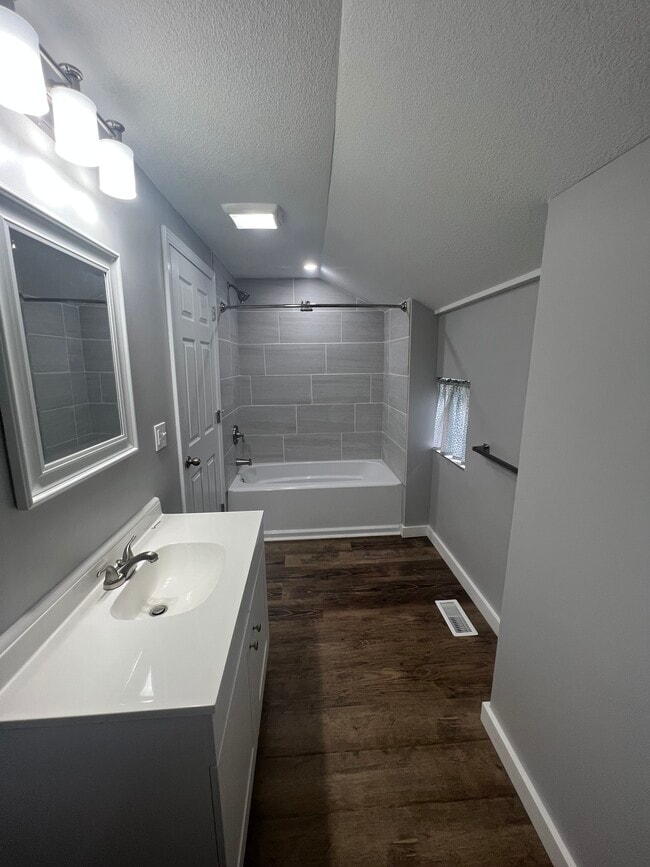 Full Bathroom - 641 Tenny Ave