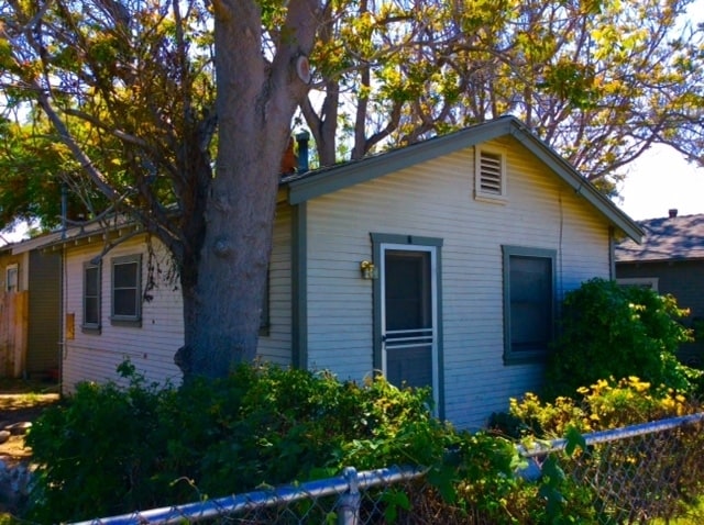 Building Photo - 1826 Mentone Blvd