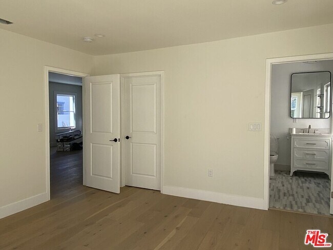 Foto del edificio - 1010 S Bronson Ave