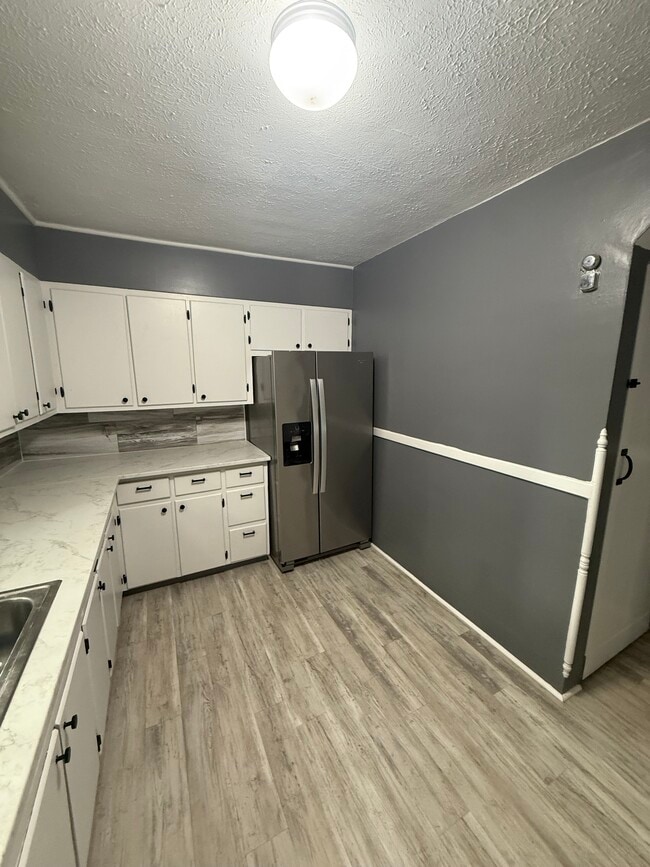 Building Photo - 447 Emerald Ave NE