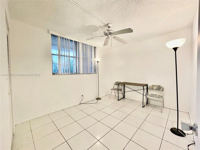 Foto del edificio - 9230 Lagoon Pl
