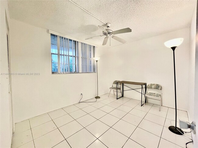 Building Photo - 9230 Lagoon Pl