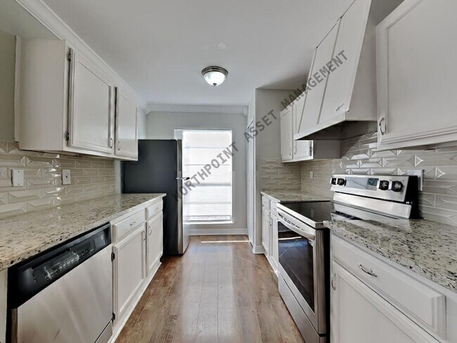 Foto del edificio - Newly Renovated Single Family Home | 3 BR/2BA | 1-Car Covered Parking | Gated backyard