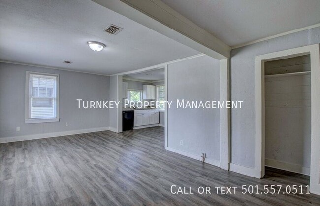 Building Photo - 621 Poe St