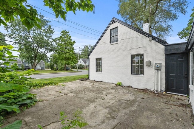 Building Photo - 2 BEDROOM HOME!