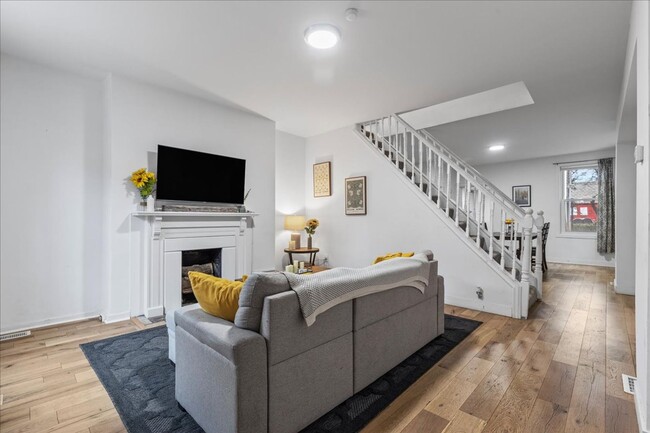 Renovated 3-bed, 2.5-bath house in Heart o... - Renovated 3-bed, 2.5-bath house in Heart o...