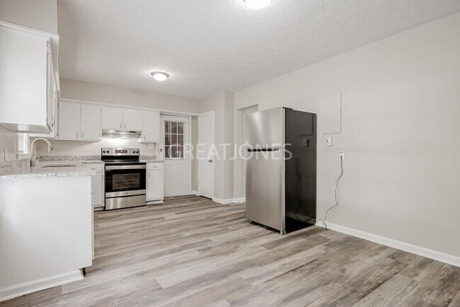 Building Photo - NOW OFFERING 1/2 MONTH FREE IF LEASE SIGNE...