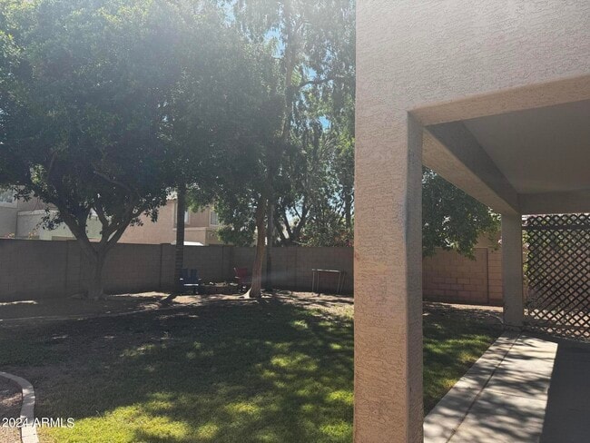 Building Photo - 2421 W Indigo Dr