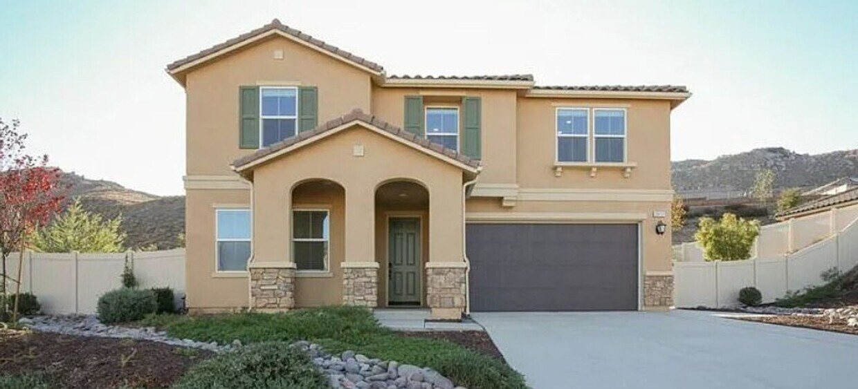 Primary Photo - A Stunning 5 Bed / 3 Bath Smart Home In Ea...