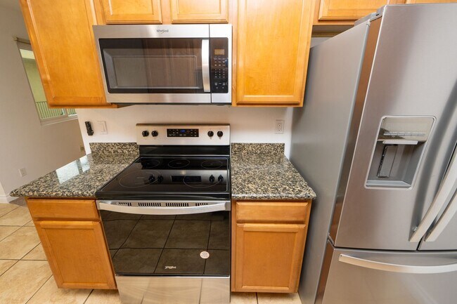 Foto del edificio - MOVE IN SPECIAL! $750 off first month rent! 2BR/1.5BA Condo! 2 parking spaces