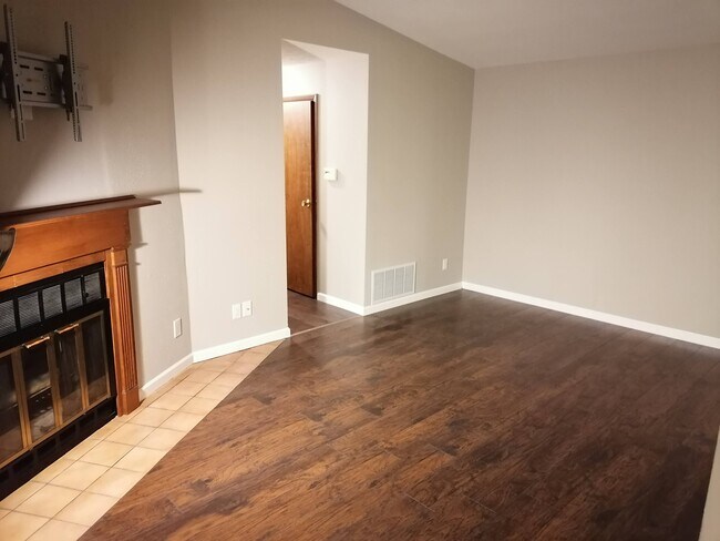Building Photo - 2060 Woodtrail Dr