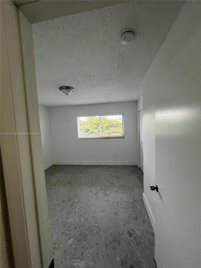 Building Photo - 1650 W 44th Pl