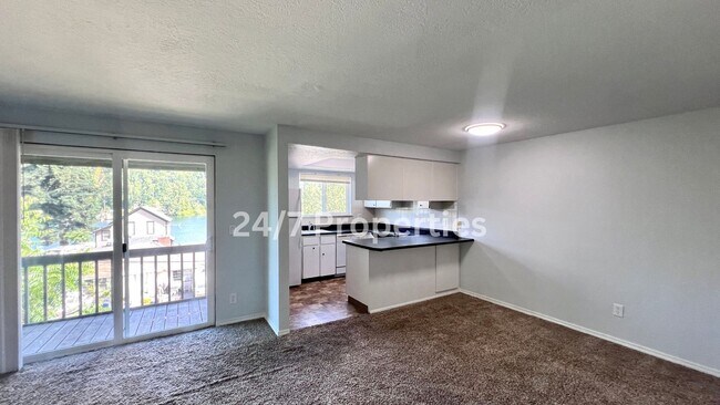 Foto del edificio - Upper Level 2 BD | 1 BA Apartment w/ Willamette River View - Oregon City