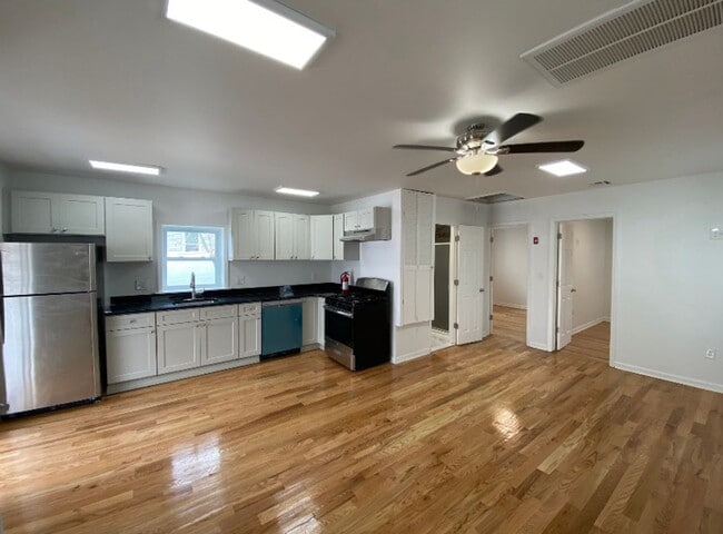 Foto del edificio - 425 Drummond Ave