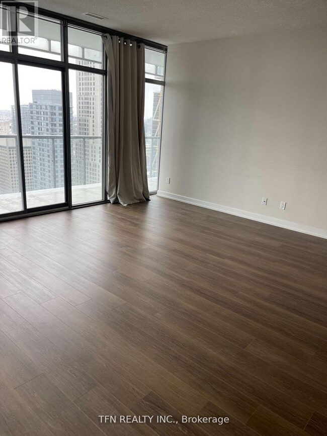 Photo du bâtiment - 33 Charles St E