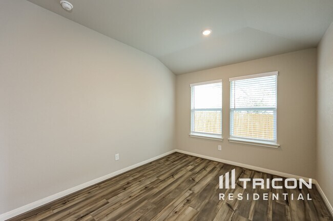 Building Photo - 13555 Paxton Boulevard Saint Hedwig TX