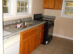 Building Photo - 876 Laurelmont Dr SW
