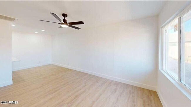Foto del edificio - 2739 E Tamarisk Ave