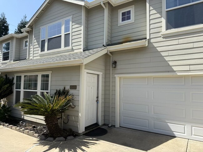 Building Photo - GREAT STOCKTON NEIGHBORHOOD! CLEAN UNIT WI...