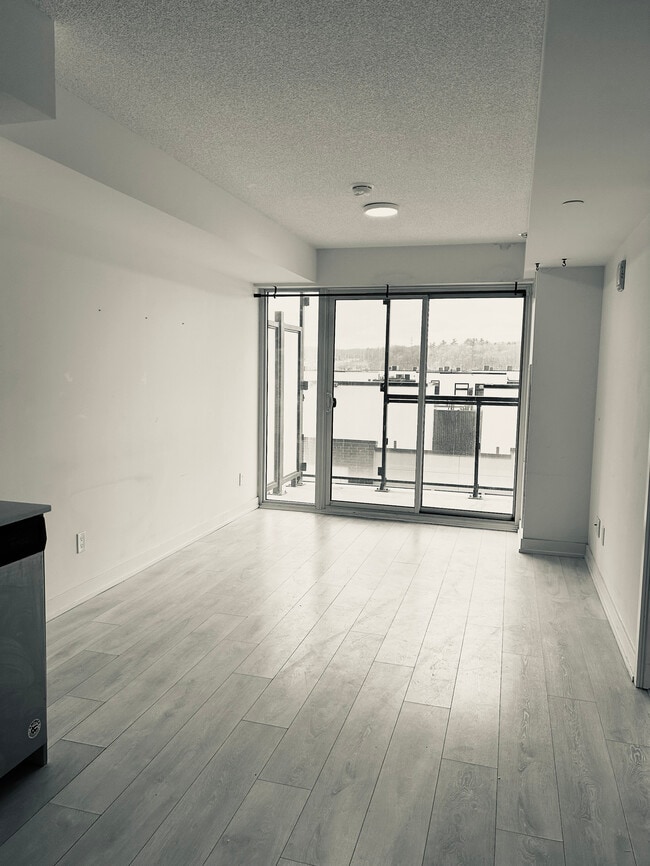 Building Photo - 1 + DEN BED - 1 BATH - BURLINGTON - CONDO